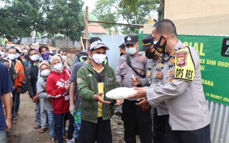 TNI Polri Bagikan Beras 1 Ton di Alun-alun Cililin Kab. Bandung Barat