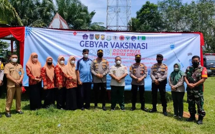 Foto bersama saat selesai peninjauan pos vaksinasi, Senin (21/03).