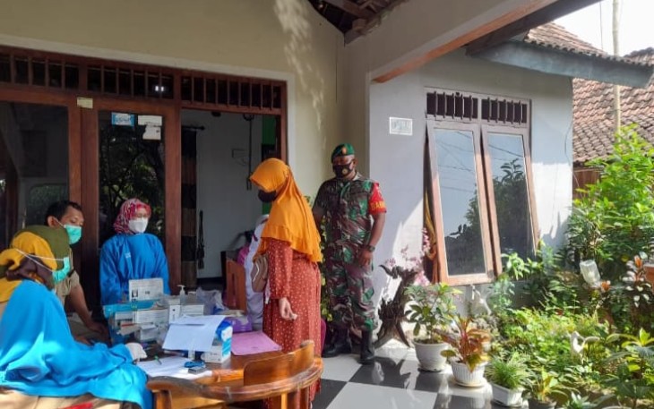 Pastikan Lancar, Babinsa Widodaren Dampingi Vaksinasi di Wilayah Binaan