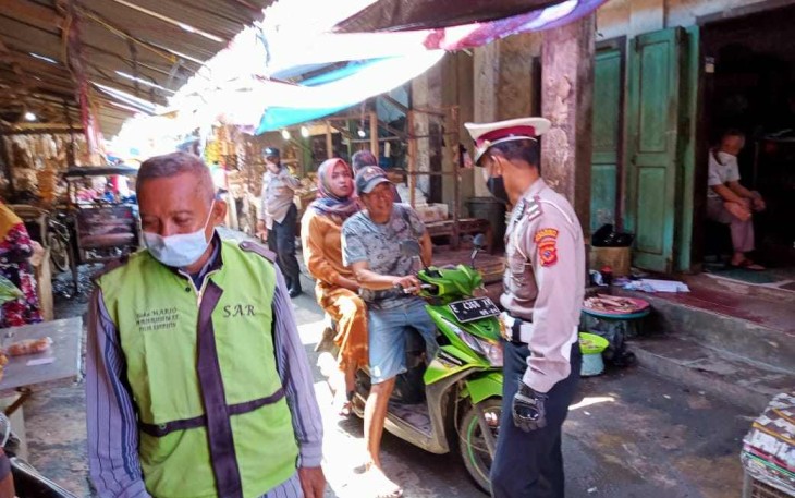 Polisi Tegur Pengunjung dan Pedagang Pasar Tidak Pakai Masker