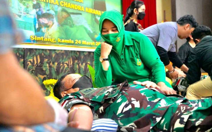 Aksi Danrem 121/Abw, Donorkan Darahnya di Bhakti Sosial HUT Persit Ke-76