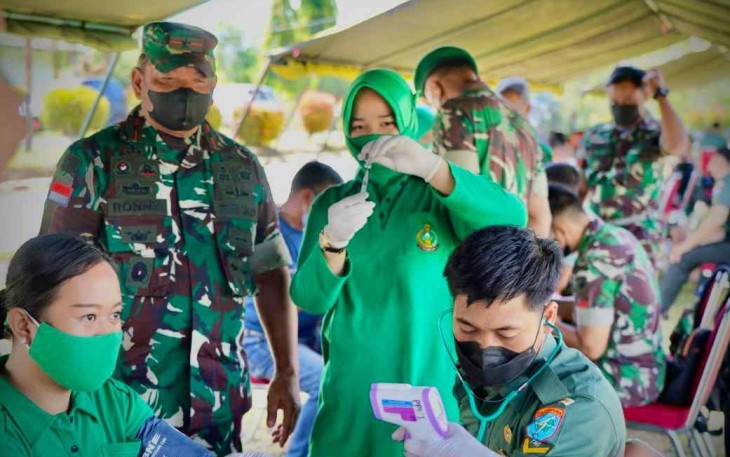 Sambut HUT Persit Ke-76, Danrem 121/Abw Gelar Baksos Donor Darah dan Vaksinasi