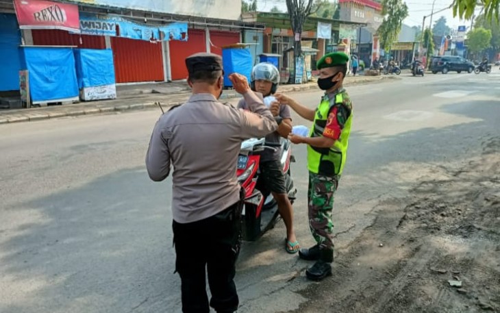 Selain Pendampingan Vaksinasi, Anggota Koramil Paron Rutin Gelar Operasi Yustisi