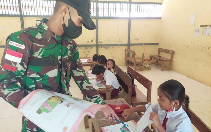 Bantu Program Pendidikan, Satgas Pamtas Yonif Mekanis Menjadi Gadik Di Perbatasan