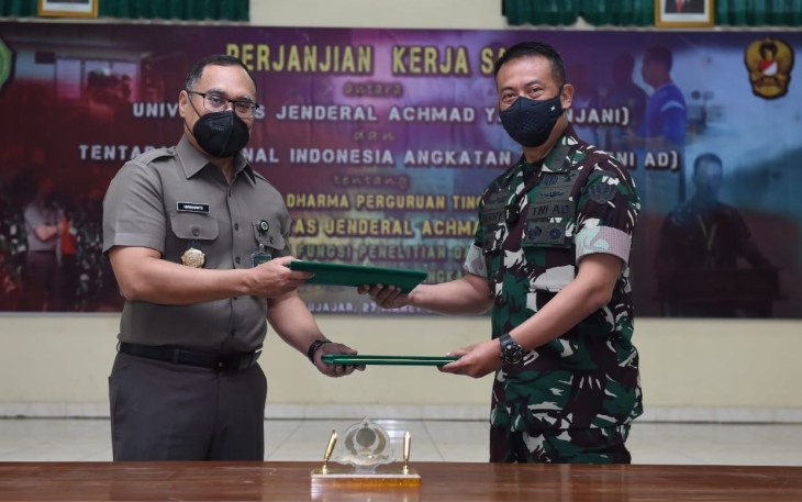 Kadislitbangad Tanda Tangani Perjanjian Kerja Sama Antara Unjani Dengan TNI AD 