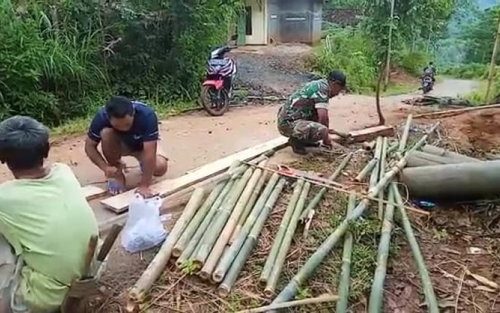 Babinsa Koramil 0801/06 Bandar Bersama Warga Binaan Gotong Royong Bangun Pos Kamling
