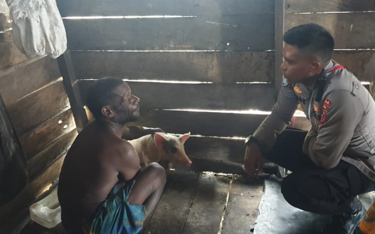 Penyuluhan Cara Ternak Babi, Satgas Binmas Sambangi Warga Kampung Moruku