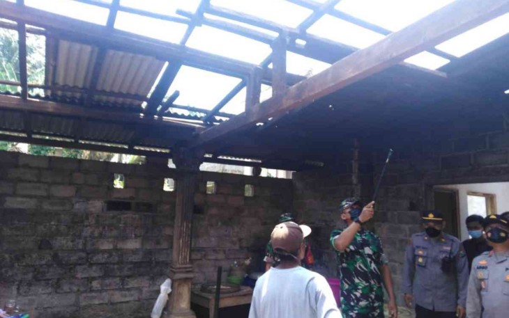 Dandim 0808/Blitar Tinjau Dusun Gambar Pasca Bencana Angin Puting Beliung