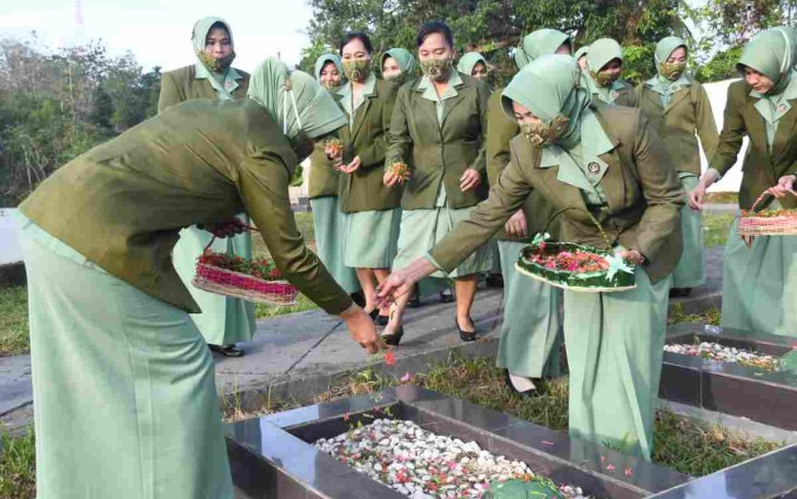 Persit KCK Koorcabrem 142 PD XIV/Hasanuddin Ziarah Rombongan di TMP Patti’di Mamuju