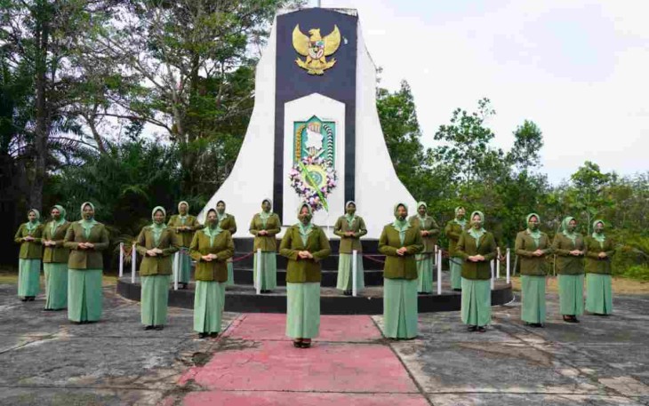Ketua Persit Koorcabrem 121 PD XII Tanjungpura Ziarah Taman Makam Pahlawan 