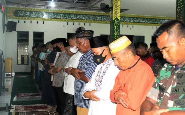 Danrem 142/Tatag Mengajak Prajurit Shalat Subuh Berjamaah