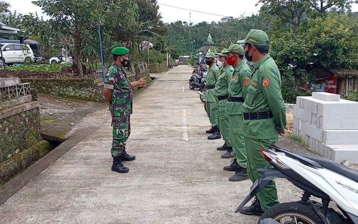 Babinsa Koramil 0805/10 Sine Berikan Pembinaan dan Pelatihan Linmas di wilayah Binaan