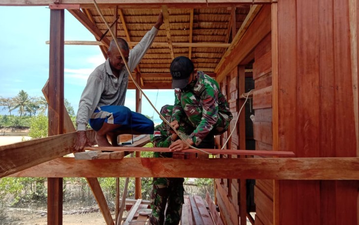 Peduli Warga Binaan, Satgas Pamtas Yonif Mekanis 643/Wns Bantu Bangun Rumah Warga 