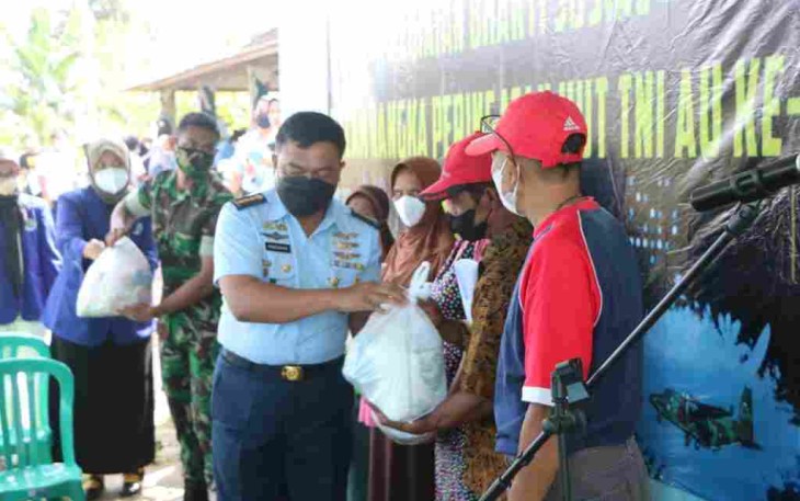 Baksos dan Bansos Lanud Abd Saleh Bagi Warga di Detasemen TNI AU Senggreng Sumber Pucung Malang