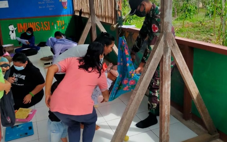 Satgas Perbatasan Gelar Posyandu Balita Bersama Nakes Puskesmas