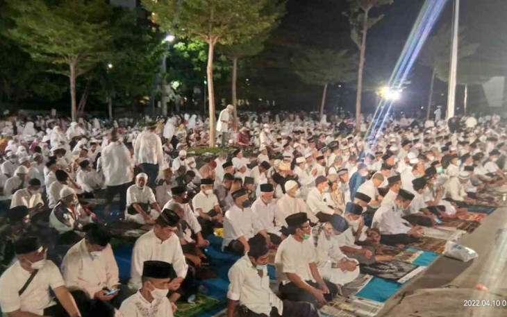 Subhanallah..!! Ribuan Masyarakat Makassar Sholat Subuh Berjamaah