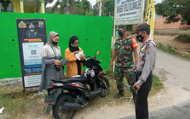 Babinsa dan Bhabinkamtibmas Gelar Razia Masker di Jalan Raya