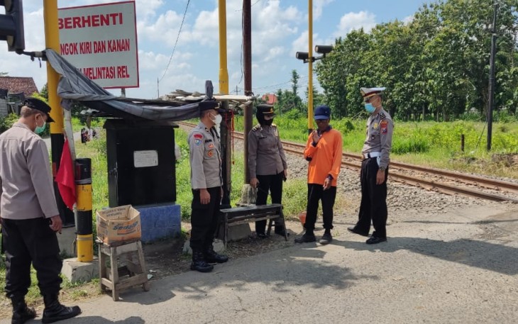 Jajaran Polsek Ngunut saat mengecek perlintasan Kereta Api