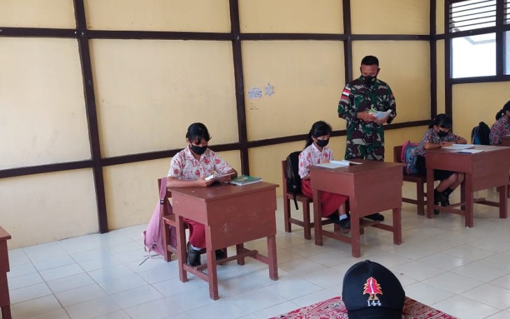 Cerdaskan Anak Bangsa, Satgas Perbatasan Ajarkan Bahasa Indonesia di SDN 02