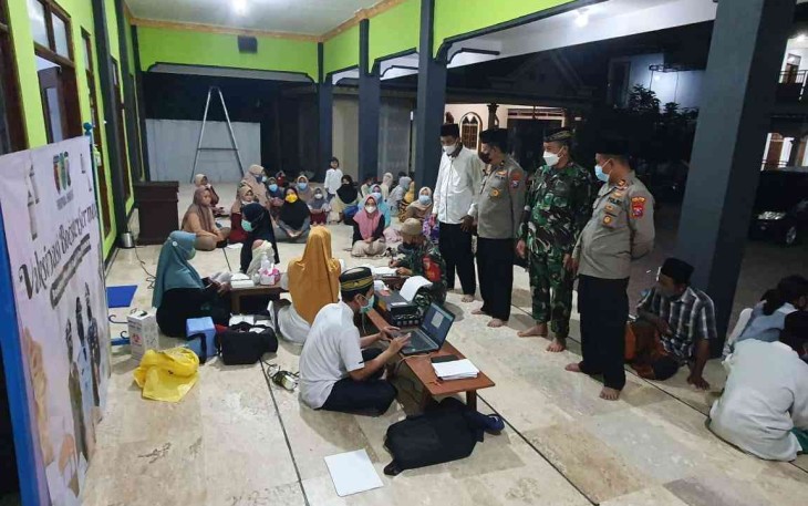 Koramil Gandusari Bersama Polsek Gencarkan Vaksinasi Malam Hari 
