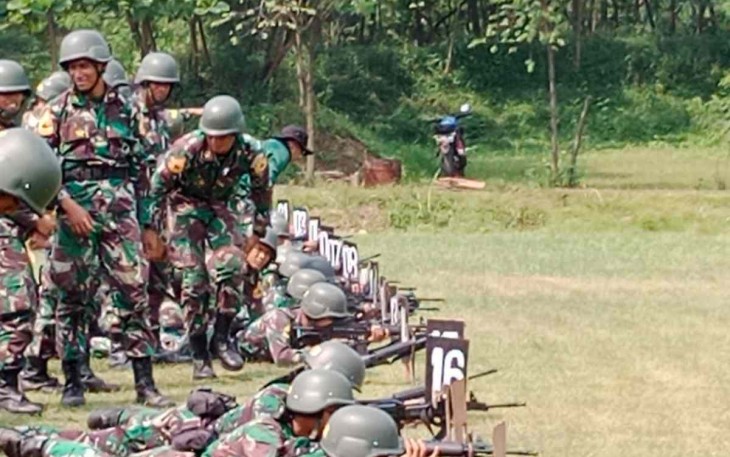 Kopral Taruna AAL Digembleng Latihan Menembak Kwalifikasi