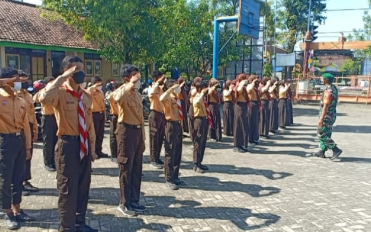Tumbuhkan Jiwa Disiplin, Anggota Koramil Karangjati Latih PBB Siswa SMP