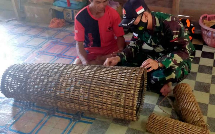 Satgas Yonif 144/JY Lestarikan Kerajinan Tangan Bubu Ikan 