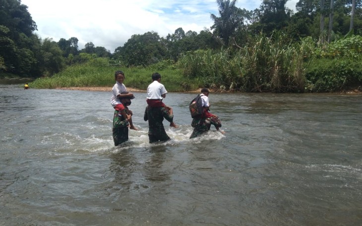Satgas Perbatasan Bantu Seberangkan Anak Sekolah di Sungai 