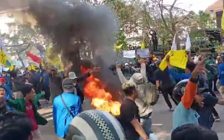 Demo Mahasiswa di depan gedung DPRD Tulungagung