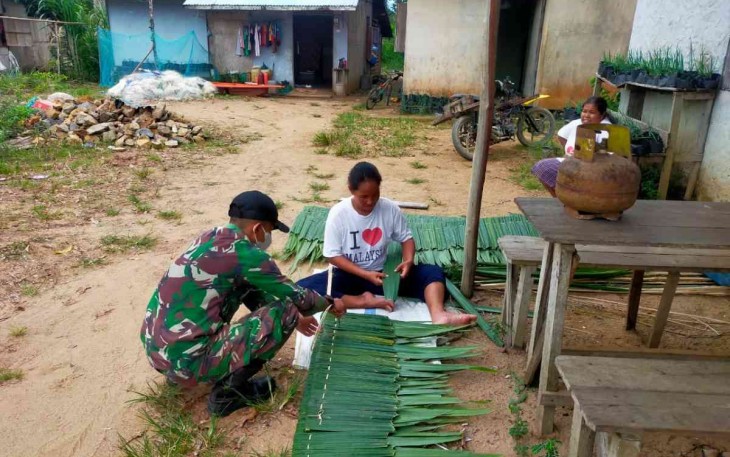Satgas Pamtas Yonif Mekanis 643/Wns Beri Semangat dan Motivasi Pengrajin Atap Daun 