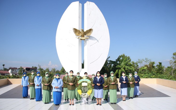  Ziarah ke Makam Pahlawan dalam rangka HUT Dharma Pertiwi