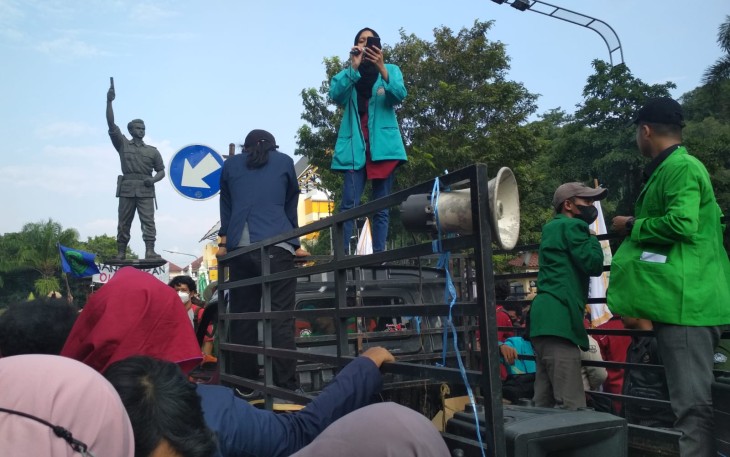 Aksi unjuk rasa BEM se-Solo Raya di kawasan Bundaran Gladak, Kota Solo.