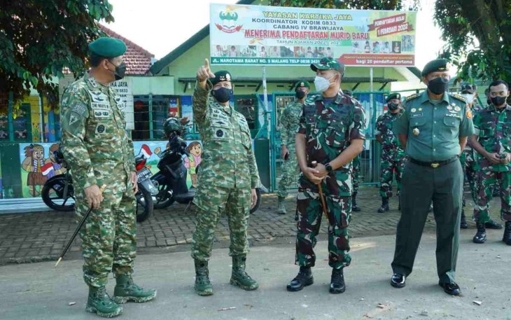 Pangdivif 2 Kostrad Dampingi Kaskostrad Tinjau Rehab Rumdis TNI Satuan Kostrad Jajaran Malang Raya