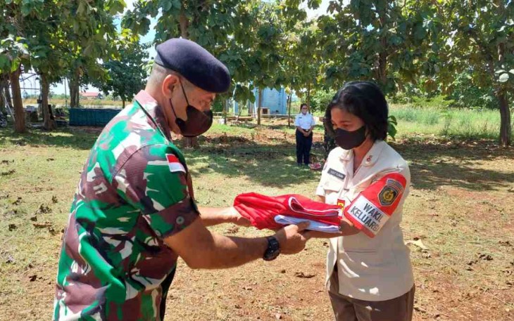 Prajurit Lanudal Kupang Beri Penghormatan Terakhir Sang Merah Putih 