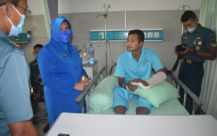 Ketua Korcab Pasmar 3 Dampingi Ketua PG Jalasenastri Kormar Jenguk Korban Tembak KKB Papua 