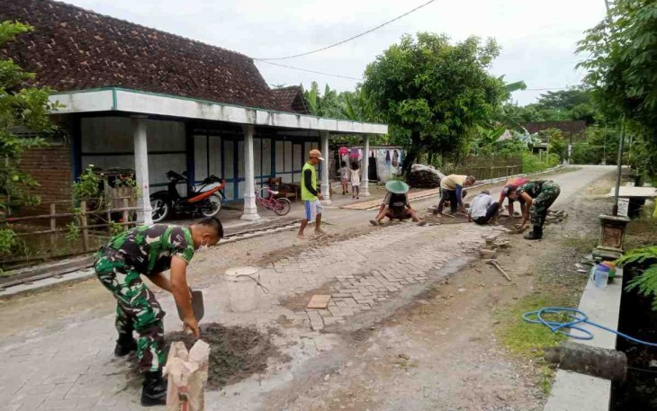 Babinsa Karangjati Bersama Warga Benahi Akses Jalan
