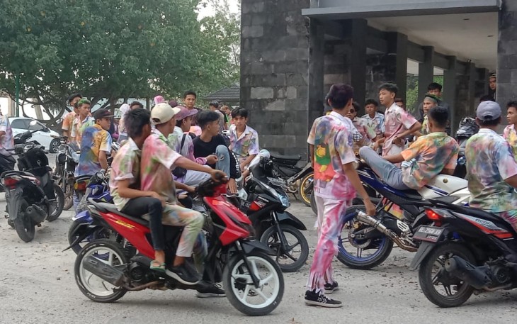 Ratusan Siswa SMA Pesibar konvoi rayakan kelulusan