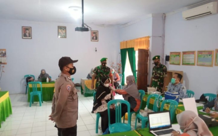 Sertu Samsul Huda Dampingi Pelaksanaan Vaksinasi