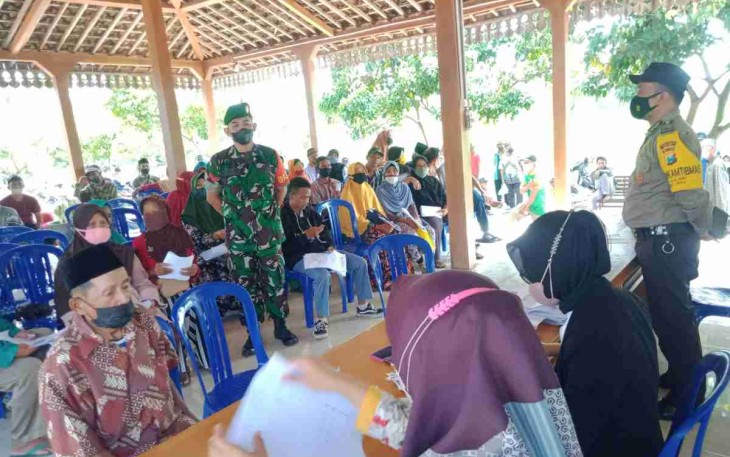 Babinsa Posramil Pitu Dampingi Pembagian BLT Dana Desa