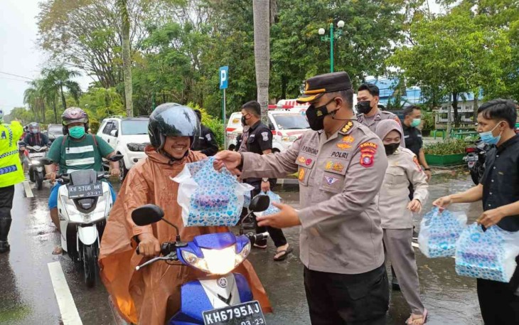 Tak Peduli Hujan, Tetap Bersemangat Bagikan Takjil 