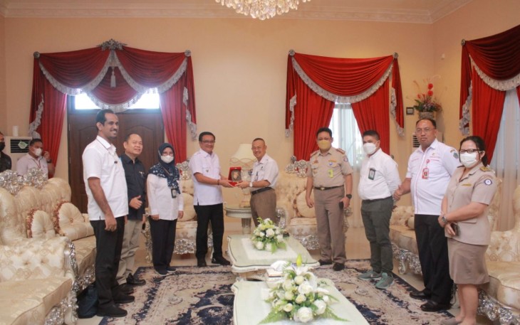 Wali Kota Bitung saat memberikan cindera mata kepada asisten deputi peningkatan daya saing Kemenko Marves