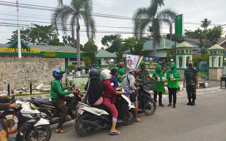 Peduli sesama jajaran Kodam XII/Tpr bagi-bagi takjil 