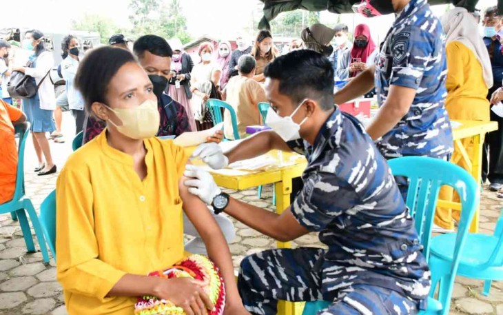 Diskes Lantamal XI Merauke vaksinasi masyarakat di lapangan Mandala, Rabu (20/4/22)