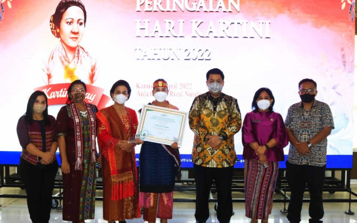 Wanita Asal Samosir Justina Tarigan terima penghargaan di Aula Tengku Rizal Nurdin, Kamis (21/4/2022).
