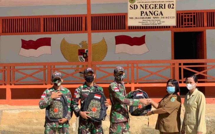 Satgas Yonif Mekanis 643/Wns berikan tas sekolah secara simbolis di SDN 02 Panga. Kamis (21/4/22) ke 