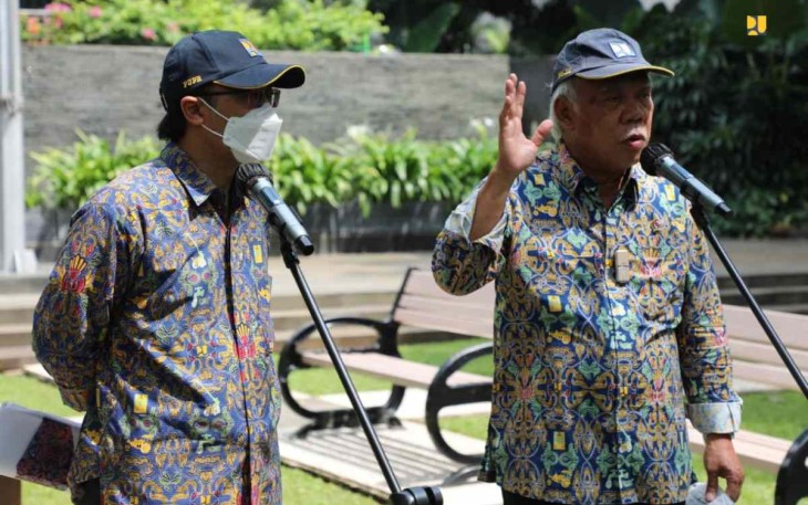 Menteri Basuki (angkat tangan) sampaikan kesiapan jalan digunakan mudik lebaran. Rabu (20/4/22)