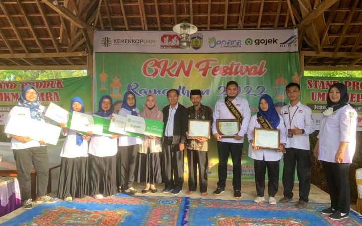 Sutarmo (tengah pakai jas) berikan bimtek digital UMKM di Jepara. Kamis (21/4/22)