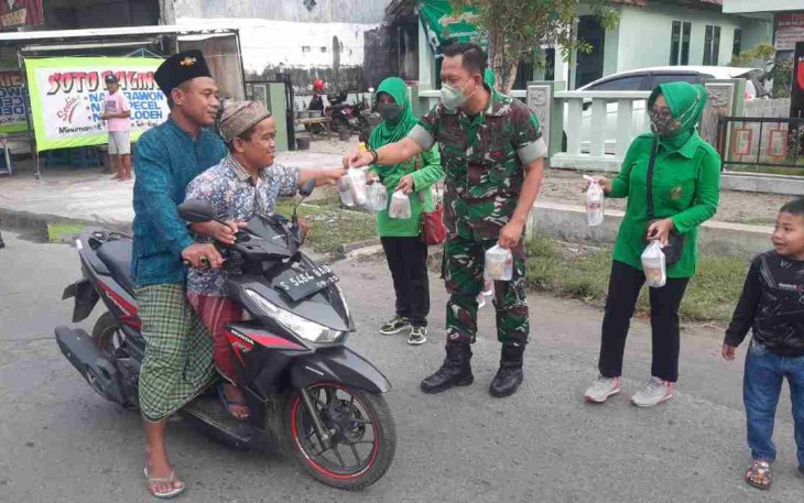 Danramil Gudo terjun langsung bagikan takjil. Jum'at (22/4/2022)