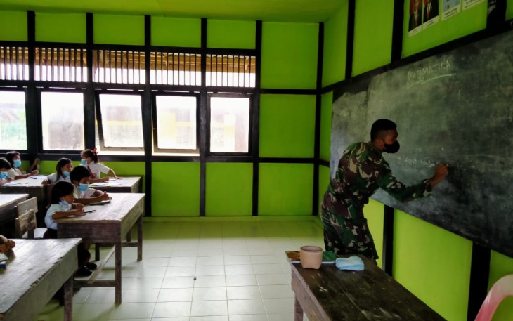 Berikan materi pelajaran murid di perbatasan. Jum'at (22/4/2022)