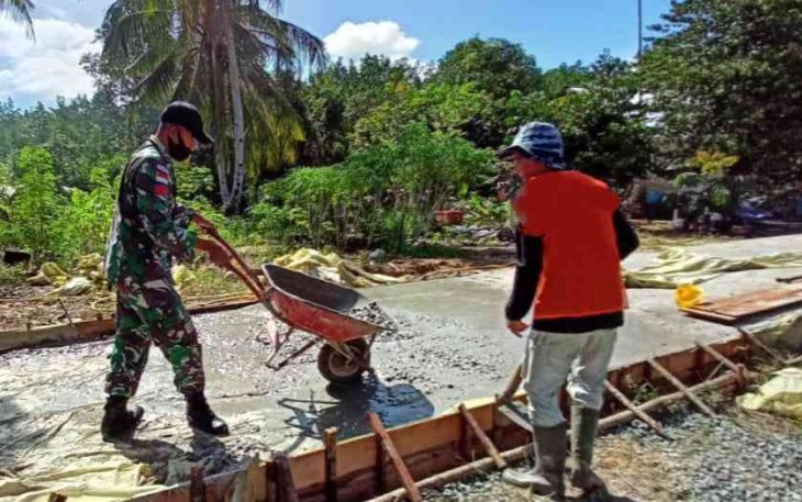 Satgas Yonif Mekanis 643/Wns berjibaku bangun jalan desa, Sabtu (23/4/2022)